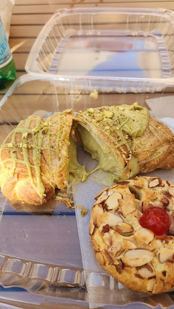 Stuffed Croissant Pistachio